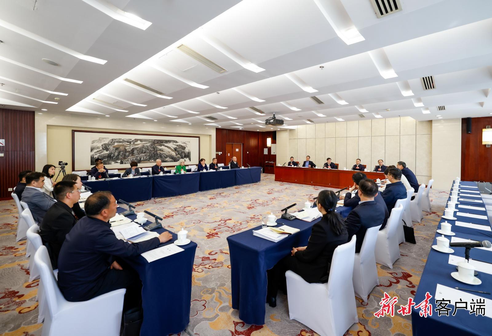 甘肃代表团举行小组会议 审议政府工作报告 胡昌升任振鹤参加 李国英到会听取审议意见