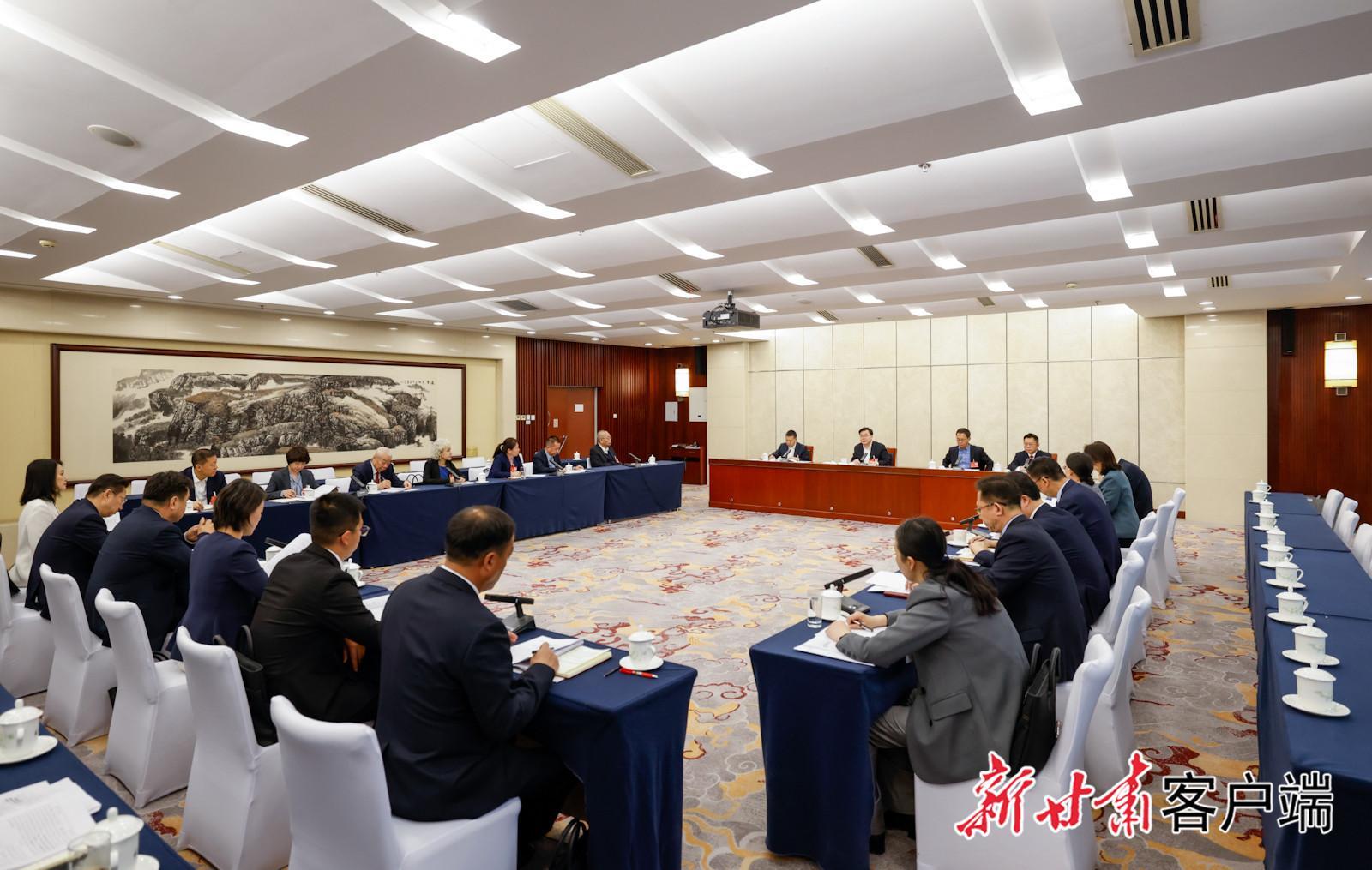 甘肃代表团举行小组会议 审议全国人民代表大会和地方各级人民代表大会代表法（修正草案） 胡昌升任振鹤参加