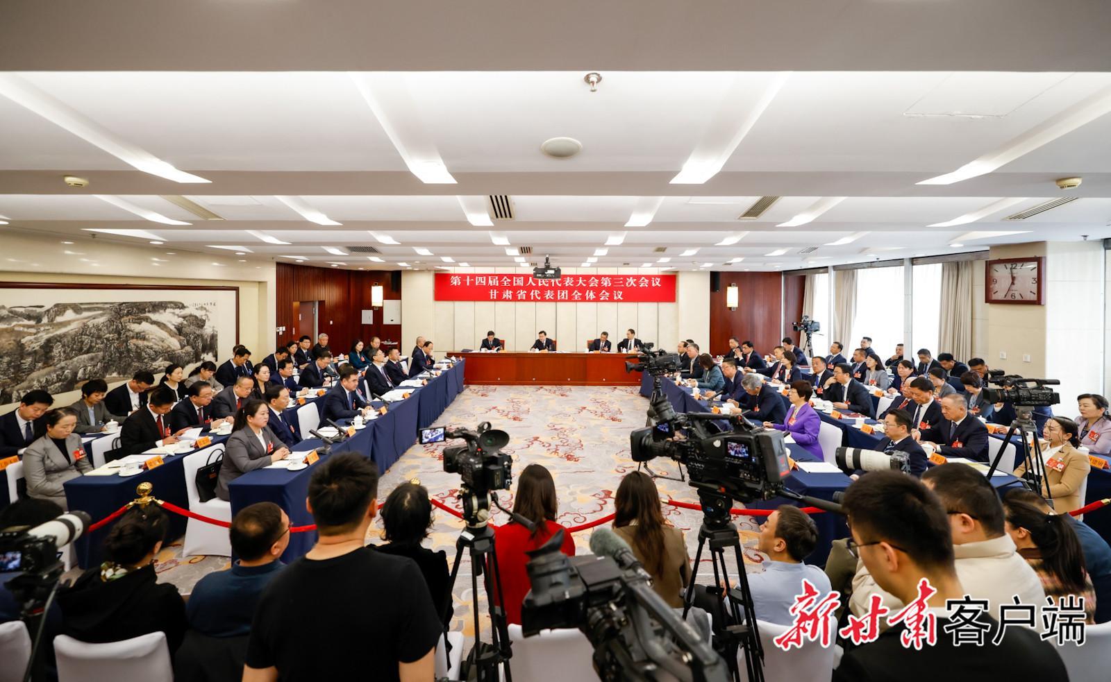 甘肃代表团举行开放团组活动 继续审查计划报告和草案、预算报告和草案 胡昌升任振鹤答记者问 潘功胜到会听取审查意见