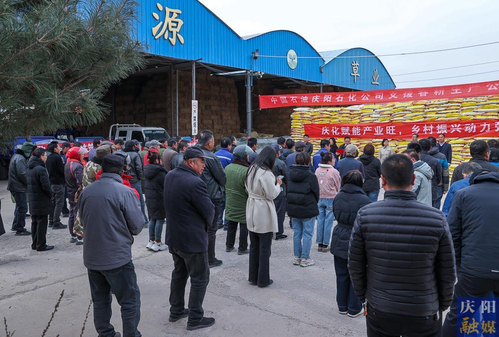 【摄影报道】庆阳石化捐赠90吨复合肥助力镇原县马渠镇春耕生产