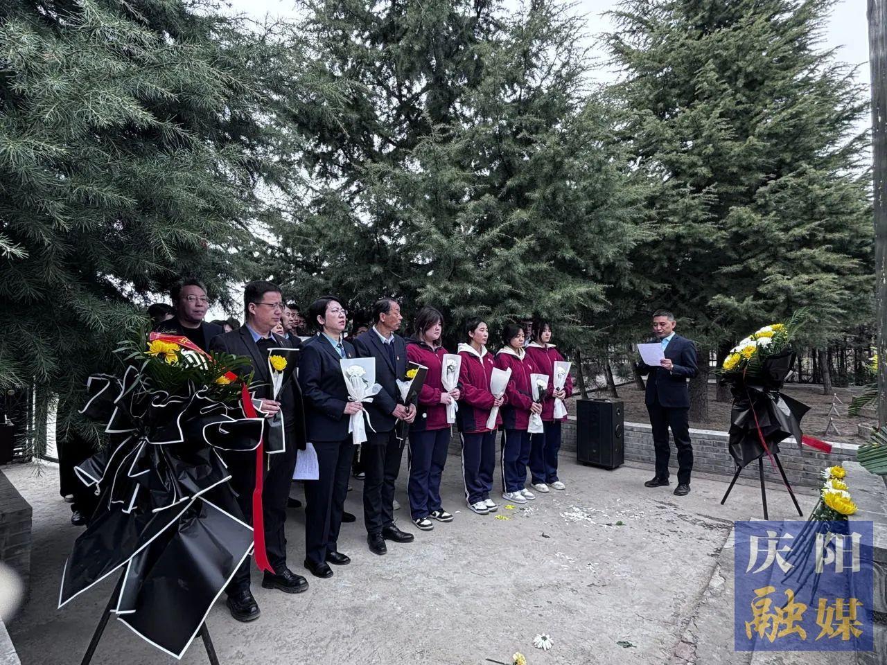 【庆阳红色研学旅游】清明祭英烈 薪火代代传——庆阳第七中学赴西峰区南李村烈士陵园开展“党建带团建”思政教育实践活动