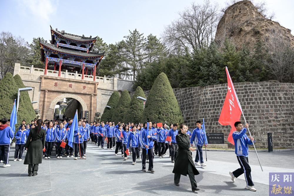 【摄影报道】庆阳第六中学开展“缅怀革命先烈 厚植家国情怀”思政教育实践活动