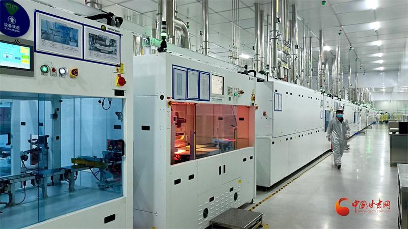 强信心 看发展丨酒泉新能源工厂 “机器人”来了