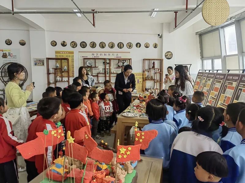 西峰区两所幼儿园57名师生走进区青少年综合实践基地开展游学活动