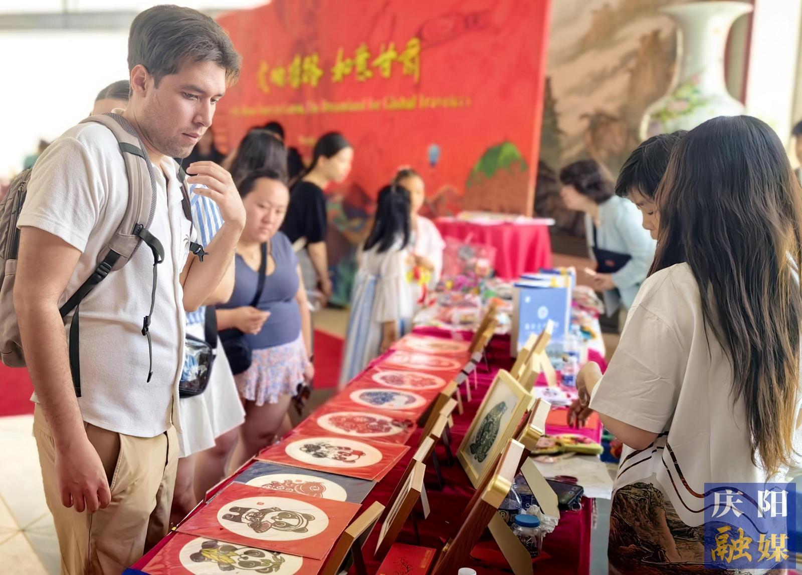 庆阳剪纸亮相中国驻美大使馆  ——非遗传承人马路3分钟剪出文化共鸣