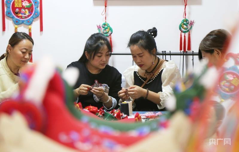 甘肃庆阳：传统与时尚碰撞 非遗香包变身国潮“顶流”