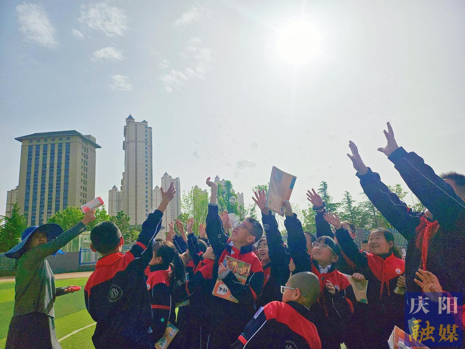 【学生佳作】超有趣！电影课堂上我们竟“穿越”到了原始人类世界！