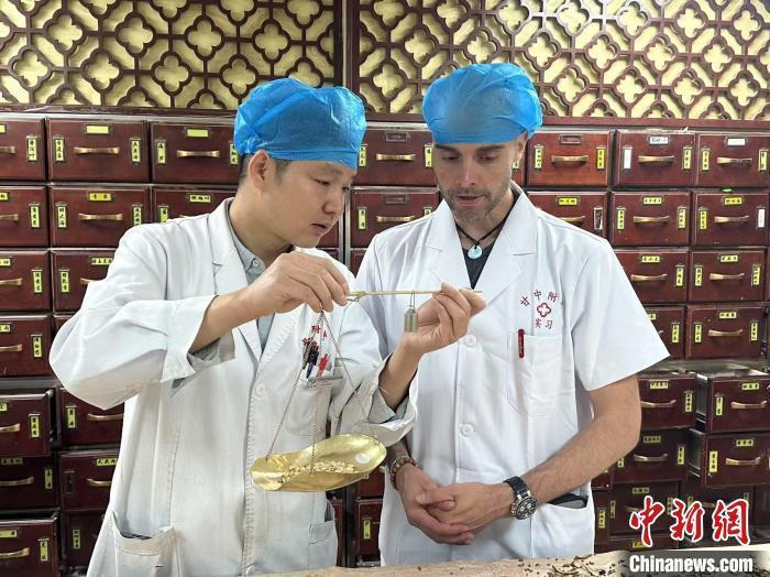 捷克“洋弟子”的中国缘：从武术小子到中医传播者