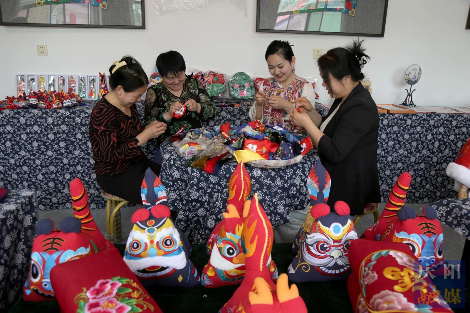 【摄影报道】西峰：赶制香包迎节会