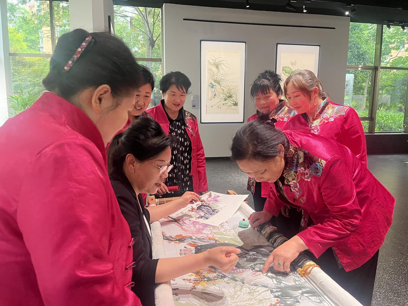 “高原妈妈”：庆阳绣娘走上国际艺术舞台的品牌