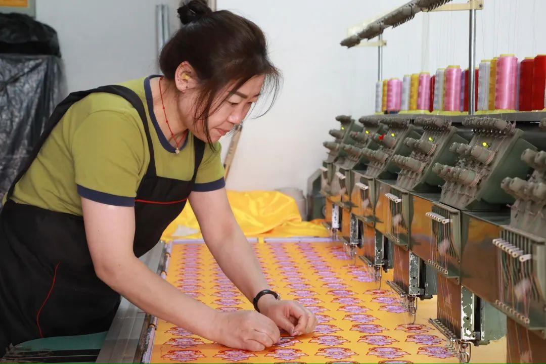 庆城县：“小香包”成为手艺人致富的“金荷包”