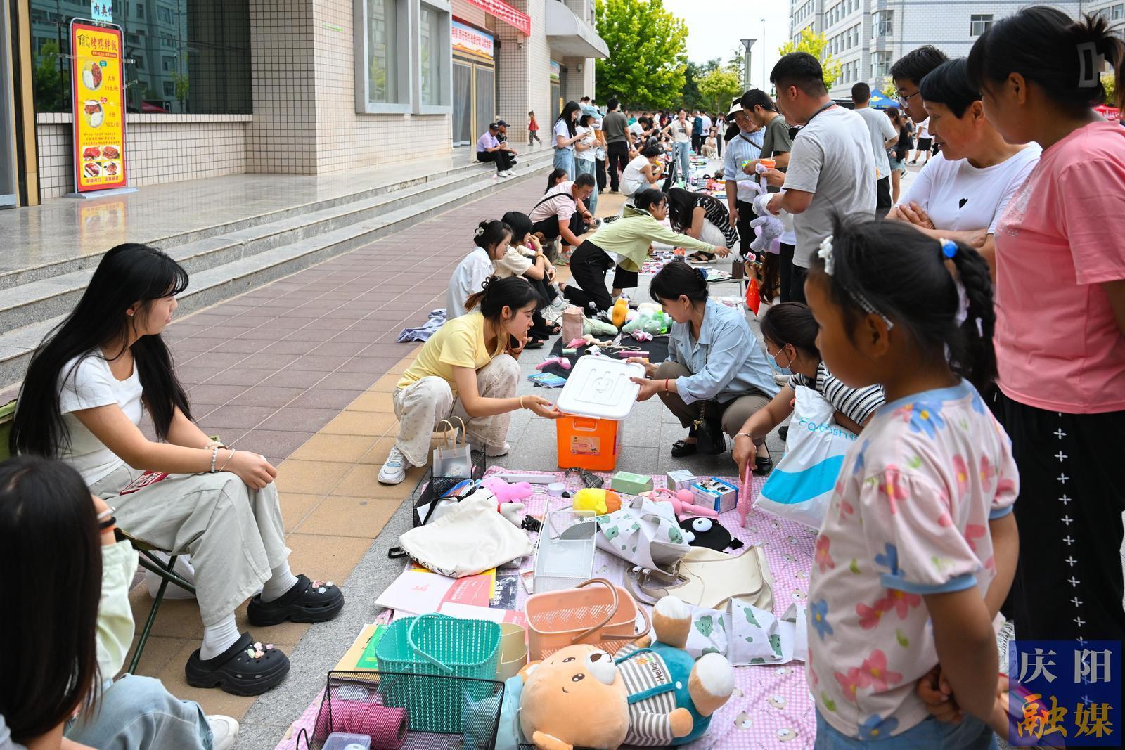【摄影报道】陇东学院毕业季“跳蚤市场”传递校园温情