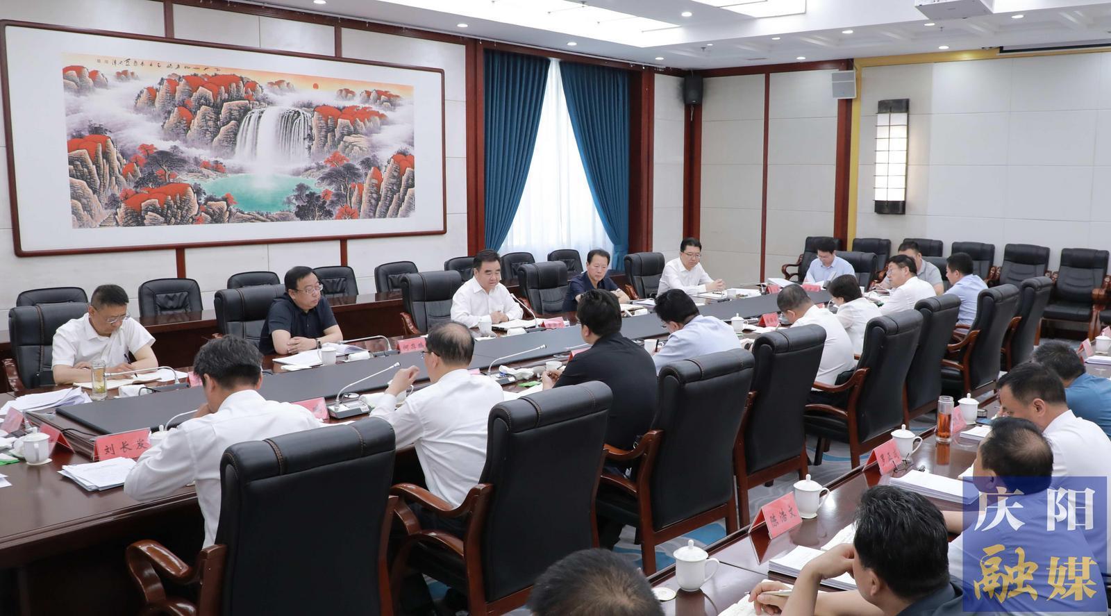 庆阳市委理论学习中心组举行学习会议 黄泽元主持并讲话