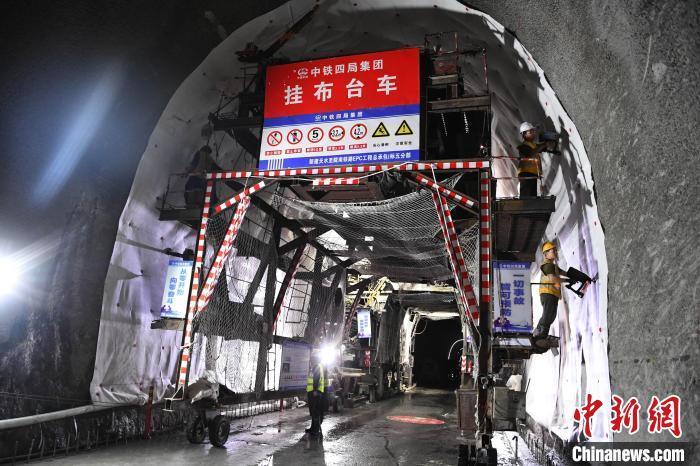 甘肃首条自主投资铁路迎突破！天陇铁路首条特长隧道贯通