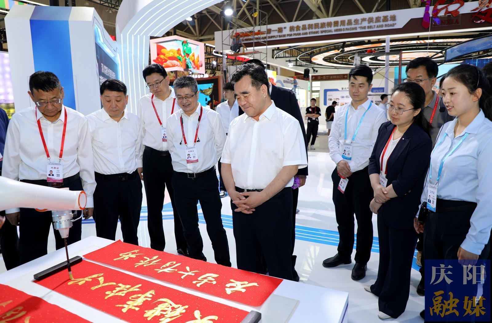 黄泽元周继军在检查第三十一届兰洽会庆阳展馆布展情况时强调 紧扣主题 突出特色 精心布展 全方位展示庆阳高质量发展新成就新亮点