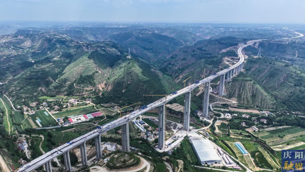 【摄影报道】G309线西合公路盖家川特大桥建设取得关键进展