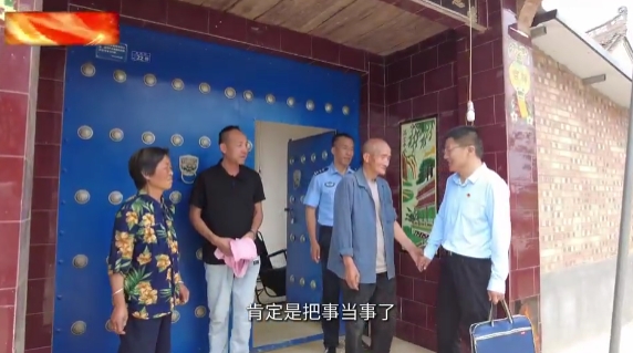 【庆阳榜样】李鹏飞：把群众的事当成自己的事他能在凌晨两点提着水桶冲向火场救出11条人命；他能为一桩积怨16年的邻里纠纷上门调解9次；他能让刑满释放人员重新找到生活的希望。他就是宁县中村镇政府信访和矛盾纠纷调处干部李鹏飞