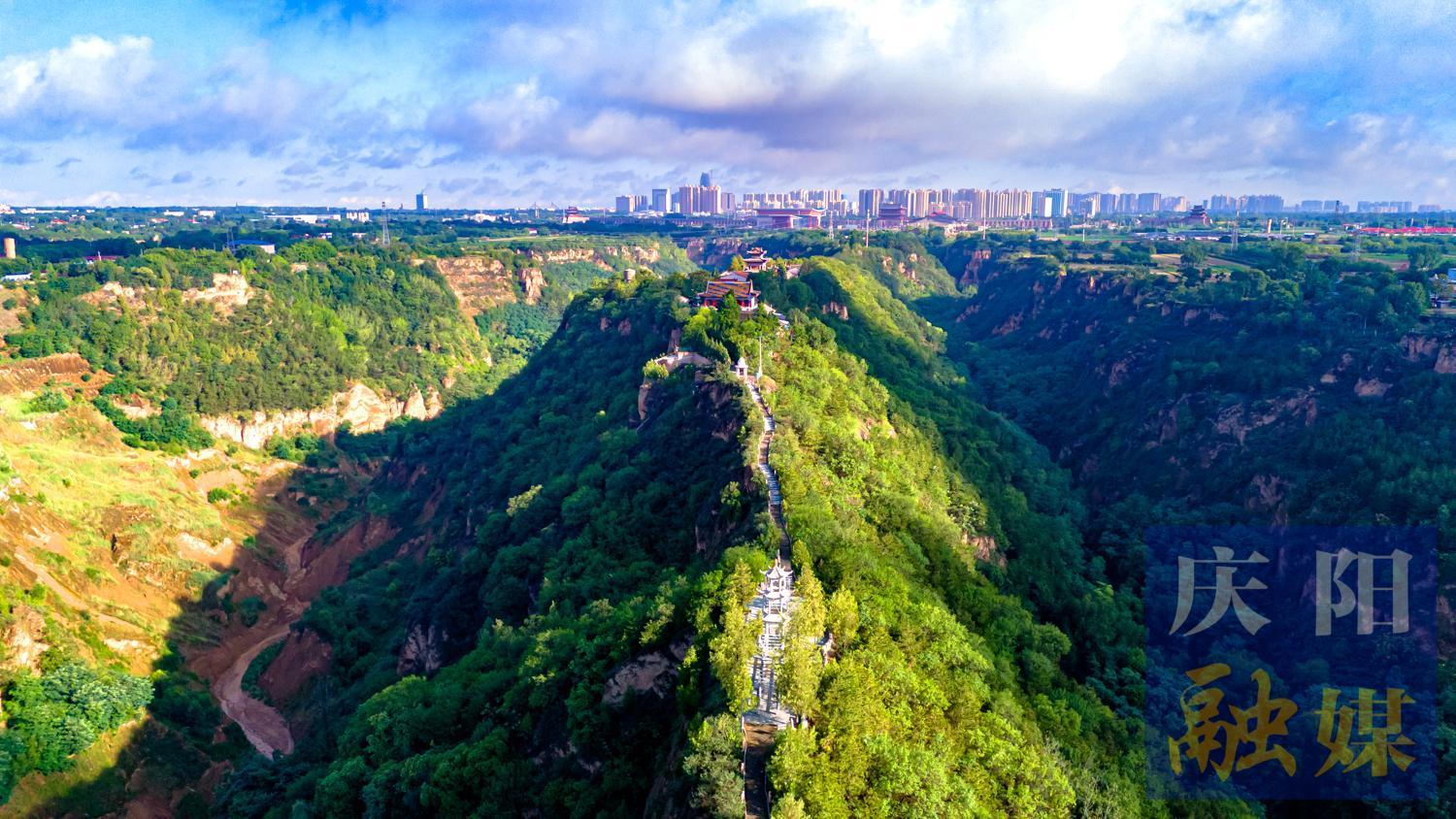 【图说庆阳】盛夏小崆峒：绿意盎然景如画